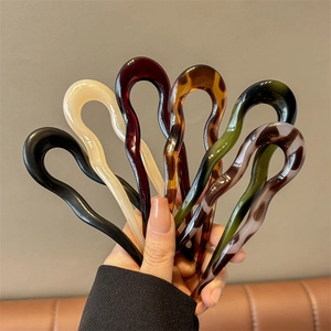 Lot de six épingles à cheveux en acrylique en forme de U aux finitions élégantes variées