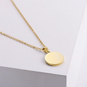 Collar de acero de titanio chapado en oro de 18k con colgante redondo de concha y letra