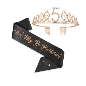 Détail couronne cristal or rose numéro 5 et écharpe d'anniversaire noire à paillettes