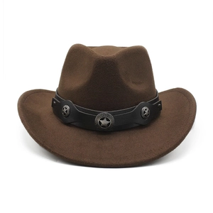 Détail d'un chapeau de cowboy en feutre marron avec ruban cuir et rivets en étoile