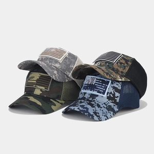Detailansicht von Camouflage-Mesh-Caps mit taktischen US-Flaggen-Patches in vier Farben