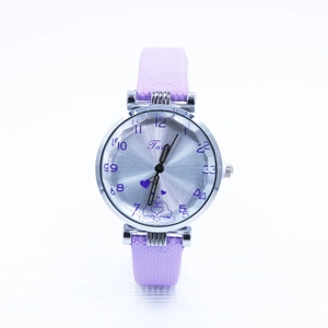 Détail d'un bracelet fin lilas pailleté et cadran argenté avec des motifs de cœur