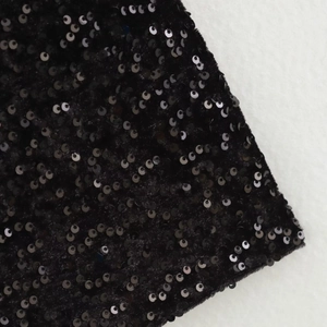 Mini-robe sexy à paillettes noires avec de larges bretelles et un dos nu élégant
