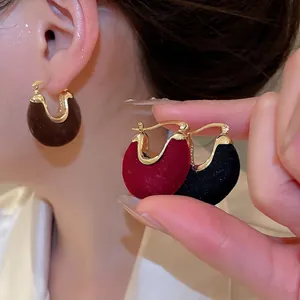 Elegant U-shaped gold-plated earrings with velvet flocking in brown, red and black