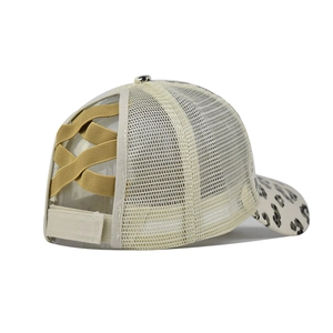Détail des bandes élastiques croisées sur la casquette queue de cheval léopard