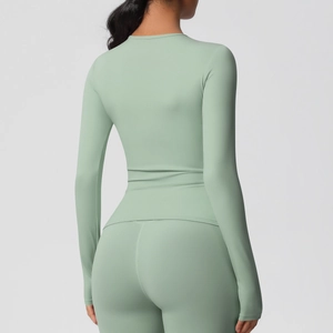 Vue de dos du haut de fitness à manches longues vert menthe et pantalon de yoga moulant
