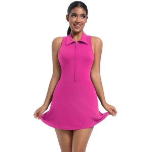 Détail du col zippé et de la coupe sans manches sur une robe de tennis rose vif
