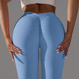 Détail du legging de yoga bleu ciel à taille haute avec design push-up fessier