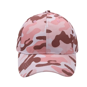 Vista frontal de una elegante gorra de béisbol con patrón de camuflaje rosa y marrón