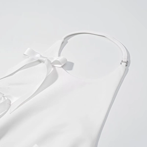 Haut licou blanc avec nœud en satin et boucle métallique pour un style dos nu chic