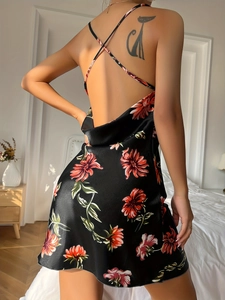 Nahaufnahme des eleganten Rückenausschnitts mit Überkreuzgurten am schwarzen Blumenkleid