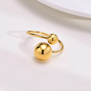 Anello bypass in acciaio inossidabile placcato oro 18K con due sfere su fondo bianco