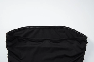 Détail d'un haut bustier noir montrant la texture du tissu élastique et les coutures