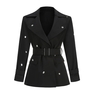 Détail de la robe blazer noire avec accents en strass argentés et ceinture à la taille