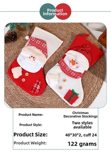 Detailansicht von gestrickten Weihnachtssocken mit Nikolaus- und Schneemann-Stickerei