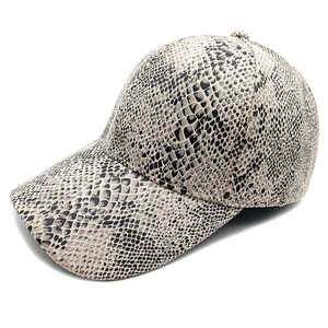 Dettaglio della trama a pelle di serpente grigia e beige su questo cappello da baseball