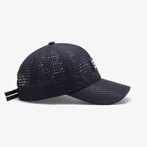 Casquette de baseball noire respirante avec perforations en losange et cordon de serrage