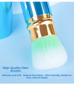 Gros plan sur les poils verts dégradés et le manche bleu du pinceau de maquillage