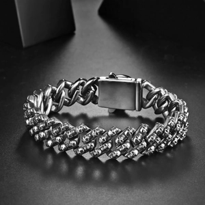 Retro stainless steel chain bracelet for men with detailed skull embossing and square clasp