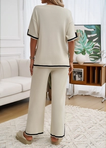 Vue détaillée du dos d'un ensemble deux pièces en tricot beige avec liseré noir élégant