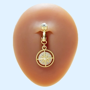 Détail d'un faux piercing de nombril doré avec pendentif étoile et zircons