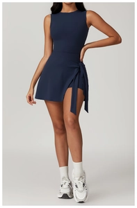 Détail de la robe de tennis bleu marine avec nouage latéral et texture de tissu extensible