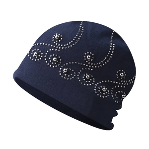 Détail du bonnet bleu marine orné de motifs cachemire complexes en strass argentés