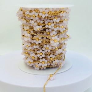 Perline di cristallo rosa con catena dorata su rocchetto per creazione gioielli