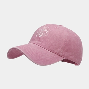 Vue détaillée de la casquette de baseball rose en coton délavé avec motif Happy Easter