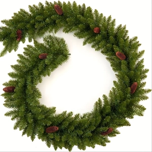Détail d'une guirlande de Noël de 2,7m avec aiguilles de pin et pommes de pin naturelles