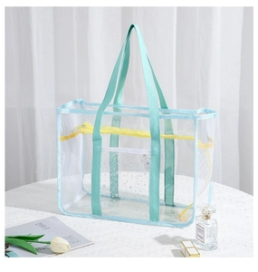 Detailansicht der klaren PVC-Netztasche mit türkisen Griffen und gelben Reißverschlüssen