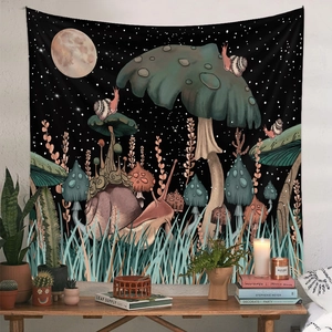 Böhmischer Pilz Wandteppich mit Mond und Schnecke in gemütlicher Raumatmosphäre