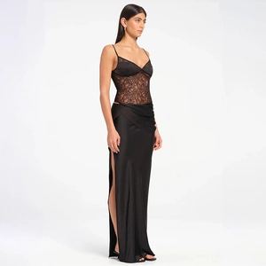Elegante set van zwarte kanten top en satijnen maxi-rok met split voor dames