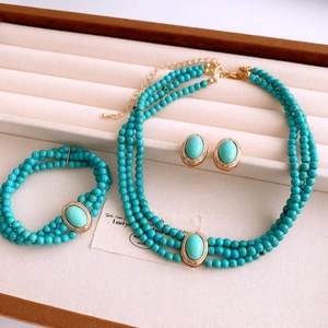 Parure de bijoux vintage en perles de turquoise verte multicouches dans un coffret