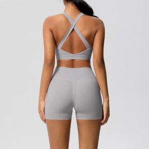 Rückenansicht von hellgrauem Sport-BH mit Überkreuz-Rücken und Yoga-Shorts Set