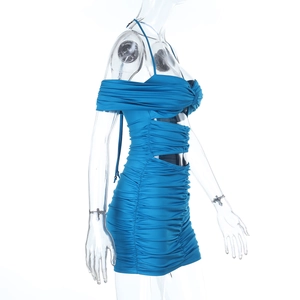 Détail de la robe moulante bleue avec taille ajourée et tissu plissé de haute qualité