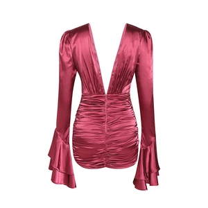 Elegante abito in raso rosso scuro con scollo a V profondo, maniche a balze e drappeggio