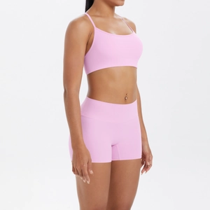 Vue de profil du short de sport rose taille haute et du soutien-gorge assorti sur modèle
