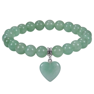 Dettaglio macro del bracciale di pietre naturali verdi con ciondolo a cuore lucido