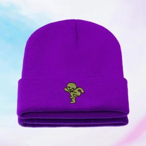 Lila Strickmütze mit Alien-Stickerei, trendiges Rippdesign und umschlagbarem Rand