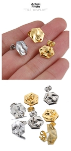 Nahaufnahme geometrischer Sechskant-Ohrstecker in Gold und Silber mit Hammerschlag-Struktur