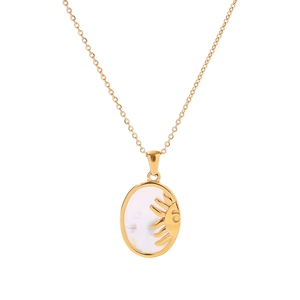 Détail du collier en acier inoxydable doré 18K avec pendentif ovale nacre et soleil