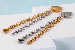 Detailed view of bicolor stainless steel O-chain bracelet with solid heart pendant