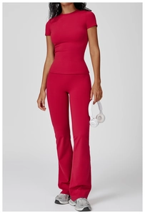 Vue complète d'un ensemble de yoga violet-rouge à taille haute avec haut à manches courtes