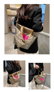 Details der gesteppten Tragetasche in Champagnergold mit rosa Herz und Mini-Börse