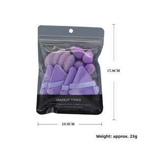 Dettaglio del set di 12 piumini da trucco, dimensioni borsa 17,8 cm altezza e 13,3 cm larghezza