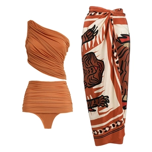 Dreiteiliges Bikini-Set in Terrakotta mit gerafftem Oberteil und Tigerprint-Strandrock