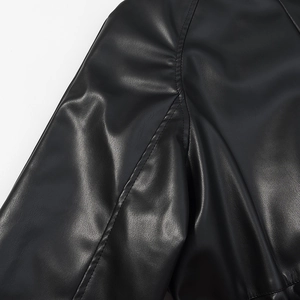Détails du similicuir noir de qualité et des coutures précises sur la manche du blouson