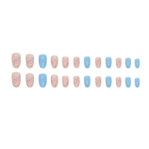 Set di 24 unghie finte ovali color azzurro e floreali con finitura lucida brillante