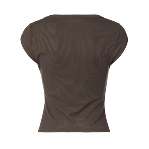 Rückansicht eines dunkelbraunen, schmal geschnittenen T-Shirts aus feinem Rippstrickgewebe
